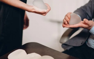 Breast implants : choosing the filling material