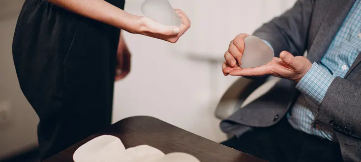 Breast implants : choosing the filling material